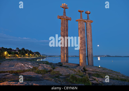 Schwerter im Felsen ist ein Gedenkstein befindet sich am Hafrsfjord Fjord, Norwegen. Stockfoto