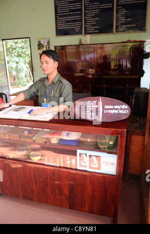 Asien, Vietnam, Cu Chi nr. Ho-Chi-Minh-Stadt (Saigon). Cu Chi Tunnel. Kaufen Munition für einen Schießstand... Stockfoto