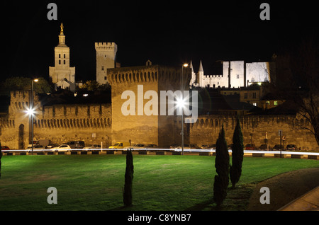 Stadtmauer von Avignon im Papstpalast in der Nacht, Frankreich Stockfoto