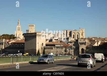 Blick auf den Papstpalast von der Brücke, Avignon Frankreich Stockfoto