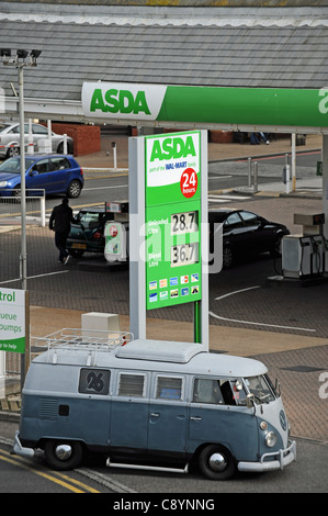 Volkswagen Wohnmobil drehen in der Asda-Tankstelle in Brighton Marina auf Kraftstoff zu günstigeren Preisen kaufen Stockfoto