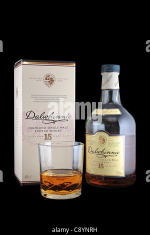 Dalwhinnie 15 Jahre single-Malt-Whisky-Box, Flasche und Glas auf schwarzem Hintergrund Stockfoto