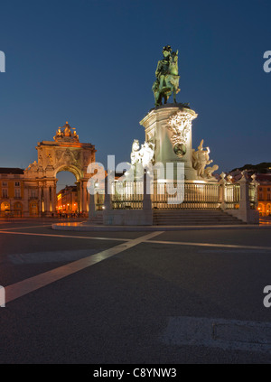 Flutlicht Praca de Comercio, Lissabon, im Hochformat. Stockfoto