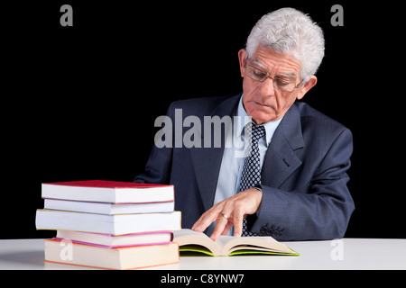 Oberlehrer lesen einige Bücher (isoliert auf schwarz) Stockfoto