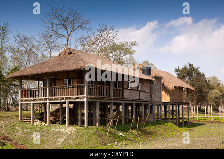 Indien, Assam, Majuli Insel, Tourismus, Bambus Eco Ferienhaus touristischen Unterkünften am Rand der Reisfelder Stockfoto