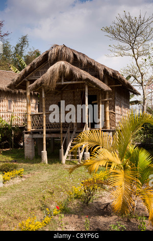 Indien, Assam, Majuli Island, Tourismus, Bambus Ferienhaus Bungalow Resort strohgedeckten Hütte Unterkunft Stockfoto