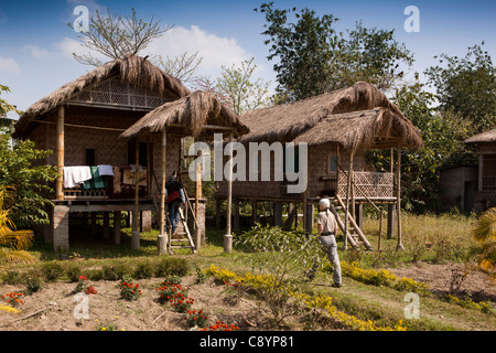 Indien, Assam, Majuli Insel, Tourismus, Bambus Ferienhaus Bungalow Resort Touristen zu Fuß zum strohgedeckte Hütte Unterkunft Stockfoto