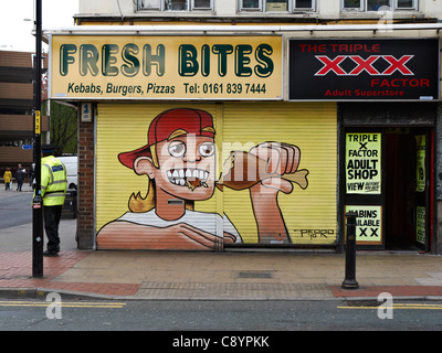 Graffiti auf Takeaway Verschlusszeit im nördlichen Viertel Manchester UK Stockfoto