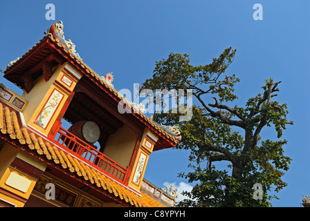 Asien, Vietnam, Hue. Hien Lam Cap Pavillon, diejenigen zu Ehren, die den großen Nguyen-Dynastie ist gewaltige Status gab. Bezeichnet... Stockfoto