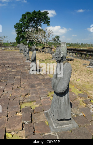 Asien, Vietnam, Hue. Palast-Vorplatz mit Statuen auf dem Königsgrab von Thieu Tri. Bezeichnet ein UNESCO-Weltkulturerbe in... Stockfoto