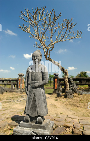 Asien, Vietnam, Hue. Statue auf dem Königsgrab von Thieu Tri. 1993 zum UNESCO-Weltkulturerbe ernannt, ist Hue geehrt f... Stockfoto