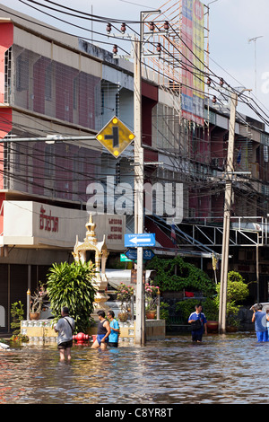 Menschen waten durch Hochwasser im Stadtzentrum von Bangkok, Thailand Stockfoto