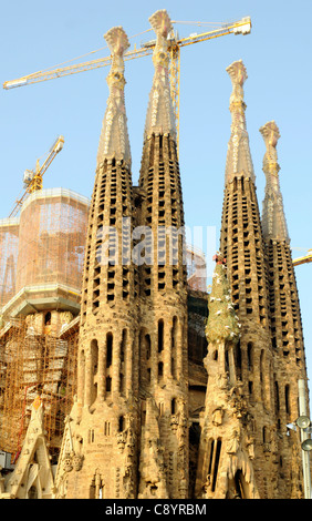 Die Türme der Krippe Fassade, Basílica y Templo Expiatorio De La Sagrada Familia, Barcelona, Spanien Stockfoto