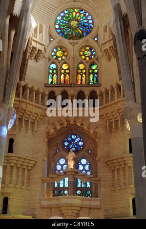 Glasfenster der Leidenschaft Fassade in Basílica y Templo Expiatorio De La Sagrada Familia, Barcelona, Spanien Stockfoto