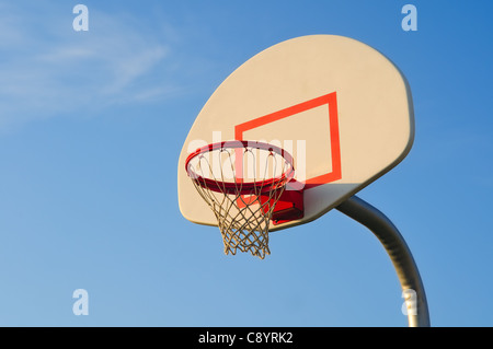 Ein Basketballkorb und Rückwand gegen ein strahlend blauer Himmel Stockfoto