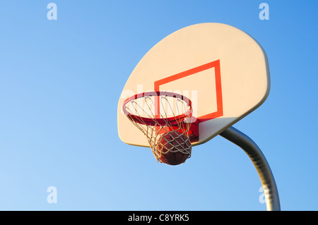 Ein Basketball shot Schwüngen durch das Netz Stockfoto