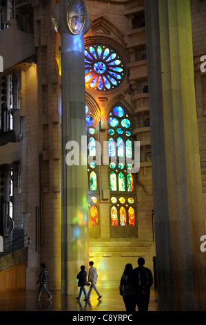 Glasfenster im Basílica y Templo Expiatorio De La Sagrada Familia, Barcelona, Spanien Stockfoto