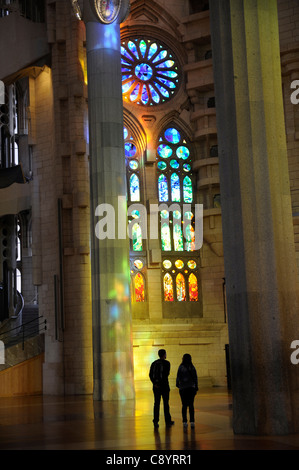 Glasfenster im Basílica y Templo Expiatorio De La Sagrada Familia, Barcelona, Spanien Stockfoto