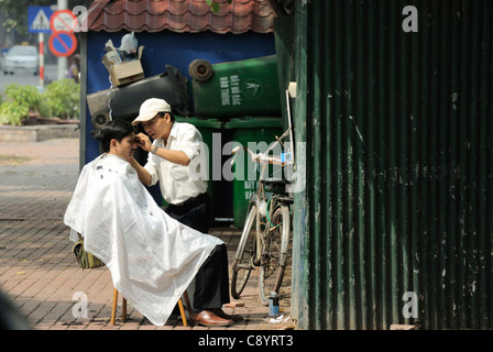 Asien, Vietnam, Hanoi. Hanoi Altstadt. Typische am Straßenrand Friseursalon... Stockfoto