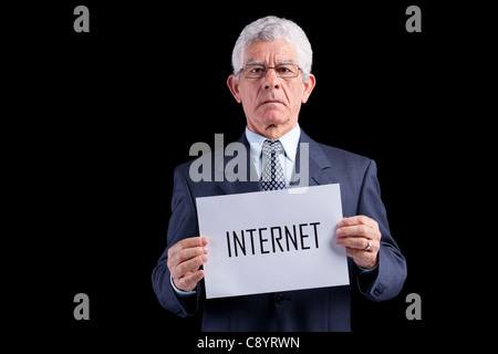 Leitenden Geschäftsmann hält eine Papier mit dem Internet-Wort (isoliert auf schwarz) Stockfoto
