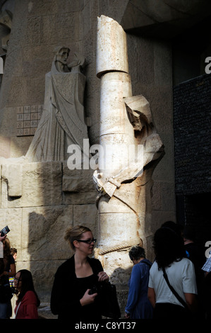 Ecce Homo-Skulptur vor der Leidenschaft Fassade des Basílica y Templo Expiatorio De La Sagrada Familia, Barcelona. Stockfoto