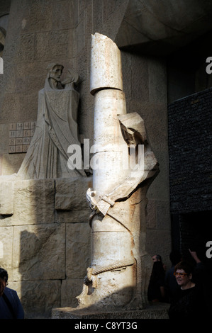 Ecce Homo-Skulptur vor der Leidenschaft Fassade des Basílica y Templo Expiatorio De La Sagrada Familia, Barcelona. Stockfoto