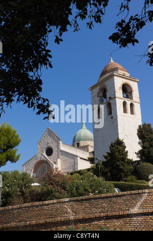 Ancona-Italien - die Kathedrale San Ciriaco auf dem Hügel mit Blick auf die Stadt. Stockfoto