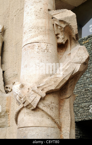 Ecce Homo-Skulptur vor der Leidenschaft Fassade des Basílica y Templo Expiatorio De La Sagrada Familia, Barcelona. Stockfoto