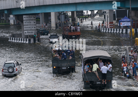 Bangkok Einwohner fliehen Flut. Lat Phrao, Bangkok, Thailand auf Samstag, 5. November 2011. Thailand erlebt den schlimmsten Überschwemmungen seit mehr als 50 Jahren. Stockfoto