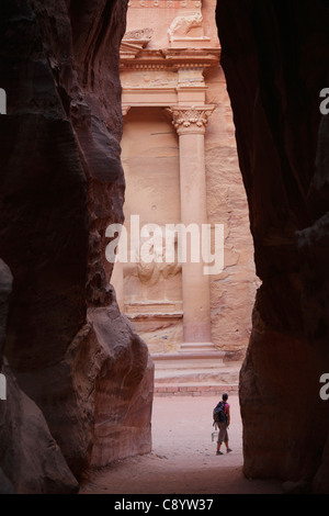 Al Khazneh (oder Treasury), gesehen aus der engen Siq, Petra, Jordanien Stockfoto