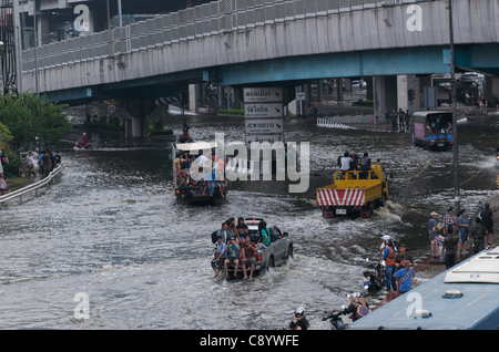 Bangkok Einwohner fliehen Flut. Lat Phrao, Bangkok, Thailand auf Samstag, 5. November 2011. Thailand erlebt den schlimmsten Überschwemmungen seit mehr als 50 Jahren. Stockfoto