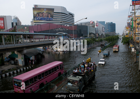 Bangkok Bewohner fliehen Flut. Lat Phrao, Bangkok, Thailand am Samstag, 5. November 2011. Thailand erlebt seine schlimmsten Überschwemmungen seit mehr als 50 Jahren. © Kraig Lieb Stockfoto