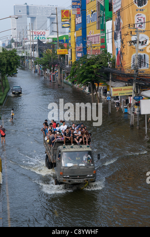 Die Klimakrise. Die Bewohner Bangkoks fliehen vor der Flut. Lat Phrao, Bangkok, Thailand am Samstag, 5. November 2011. Thailand erlebt die schlimmsten Überschwemmungen seit mehr als 50 Jahren. Credit Line: Kraig Lieb / Alamy Live News. Stockfoto