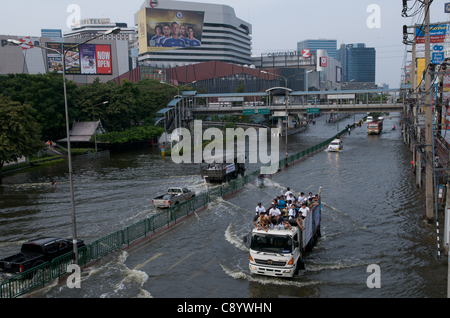 Bangkok Einwohner fliehen Flut. Lat Phrao, Bangkok, Thailand auf Samstag, 5. November 2011. Thailand erlebt den schlimmsten Überschwemmungen seit mehr als 50 Jahren. Stockfoto