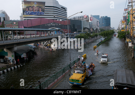 Bangkok Bewohner Flut fliehen. Lat Phrao, Bangkok, Thailand am Samstag, November 5th, 2011. Thailand erlebt die schlimmste Überschwemmung in mehr als 50 Jahren. Quelle: Kraig Lieb Stockfoto