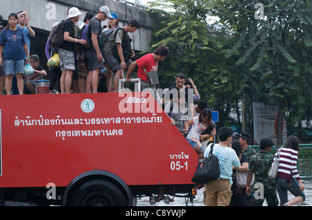 Bangkok Bewohner fliehen Flut. Lat Phrao, Bangkok, Thailand am Samstag, 5. November 2011. Thailand erlebt seine schlimmsten Überschwemmungen seit mehr als 50 Jahren. © Kraig Lieb Stockfoto