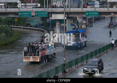 Bangkok Bewohner fliehen Flut. Lat Phrao, Bangkok, Thailand am Samstag, 5. November 2011. Thailand erlebt seine schlimmsten Überschwemmungen seit mehr als 50 Jahren. © Kraig Lieb Stockfoto