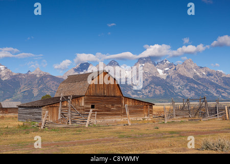 Moulton Scheune wurde von Thomas Alma Moulton und seine Familie in den frühen 1900 gebaut.  Es befindet sich auf Mormone Zeile in einem Gebiet, bekannt als Antelope Flats.  Aufgrund der Teton Berge dahinter nennt man "The Most fotografiert Scheune in Amerika". Stockfoto