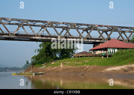 Brücke über den Kinabatangan Fluss Kopel Mescot, Sabah, Borneo, Malaysia Stockfoto