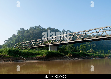 Brücke über den Kinabatangan Fluss Kopel Mescot, Sabah, Borneo, Malaysia Stockfoto