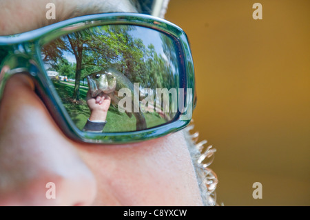 großer Mund Bass spiegelt sich in Sonnenbrillen Stockfoto