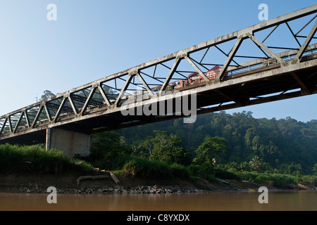 Brücke über den Kinabatangan Fluss Kopel Mescot, Sabah, Borneo, Malaysia Stockfoto