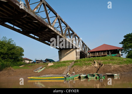 Brücke über den Kinabatangan Fluss Kopel Mescot, Sabah, Borneo, Malaysia Stockfoto