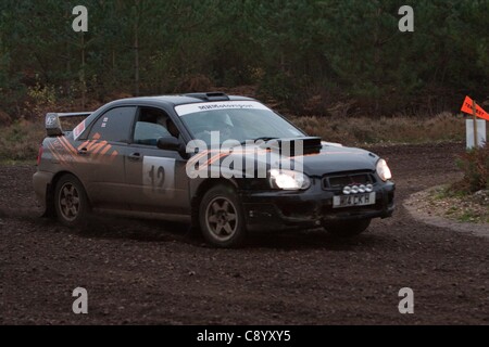 Autos in der Tempest-Rallye, Eversley konkurrieren. Die Tempest-Rallye ist ein eintägiges Kies Bühne Rallye im südlichen England. Stockfoto