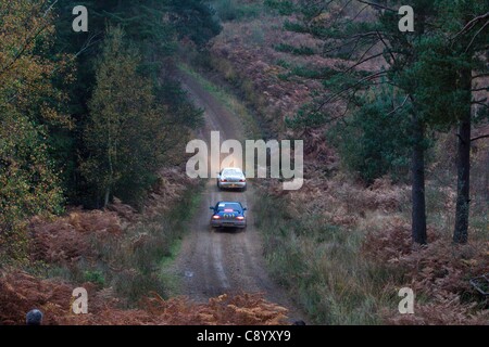 Autos in der Tempest-Rallye, Eversley konkurrieren. Die Tempest-Rallye ist ein eintägiges Kies Bühne Rallye im südlichen England. Stockfoto