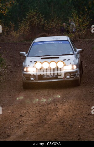 Autos in der Tempest-Rallye, Eversley konkurrieren. Die Tempest-Rallye ist ein eintägiges Kies Bühne Rallye im südlichen England. Stockfoto