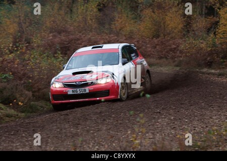 Autos in der Tempest-Rallye, Eversley konkurrieren. Die Tempest-Rallye ist ein eintägiges Kies Bühne Rallye im südlichen England. Stockfoto