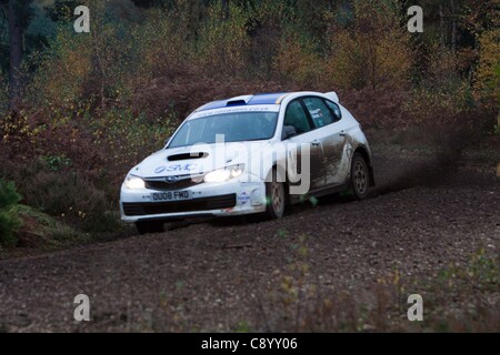 Autos in der Tempest-Rallye, Eversley konkurrieren. Die Tempest-Rallye ist ein eintägiges Kies Bühne Rallye im südlichen England. Stockfoto