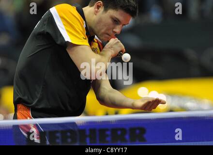 05 11 2011 Magdeburg, Deutschland. Dimitrij Ovtcharov von Deutschland Returns The Ball, Wang Hao China während der Mens team Halbfinalspiel in Magdeburg Deutschland Ovtcharov gewann 3 1 China gewann 3 1 und The Final Stockfoto