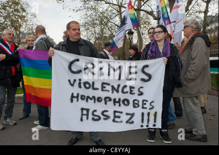 Paris, Frankreich, Homosexuelle Militante Demonstrieren Gegen „Hassverbrechen“ Homophobie, Halten Protestschilder Für Homosexuell, Banner „Homophobe Verbrechen, Genug!“ lgbt-Antidiskriminierung Stockfoto